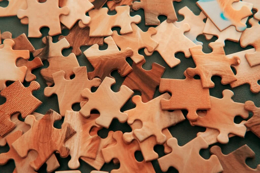 A person solving a digital jigsaw puzzle on Jigzone